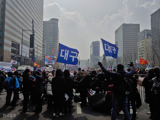 [저작권 한국일보] 22일 서울 종로구 광화문 광장에서 열린 문재인하야범국민투쟁본부 집회에서 대구에서 온 참가자들이 지역을 알리는 깃발을 들고 있다. 김현종 기자/2020-02-22(한국일보)