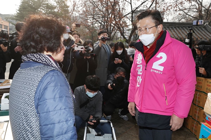 황교안(오른쪽) 미래통합당 대표가 21일 오전 서울 종로구 낙원동 일대를 찾아 지역 주민들에게 인사하고 있다. 연합뉴스