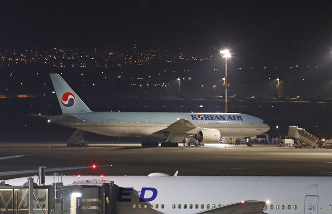 22일 이스라엘 텔아비브 벤구리온 국제공항에 한국에서 출발한 여객기가 착륙한 뒤 정차해 있다. 이날 이스라엘 국적이 아닌 탑승객 200여명은 이스라엘 입국 금지를 당했다. 텔아비브=AFP 연합뉴스