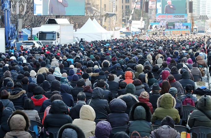 코로나19 확산 방지를 위해 광화문광장, 서울광장, 청계광장에서 집회를 여는 것을 금지한 지 사흘째인 23일 오전 서울 광화문광장 인근 도로에서 열린 문재인하야범국민투쟁본부(범투본) 주최 집회에 많은 시민들이 참석하고 있다. 연합뉴스