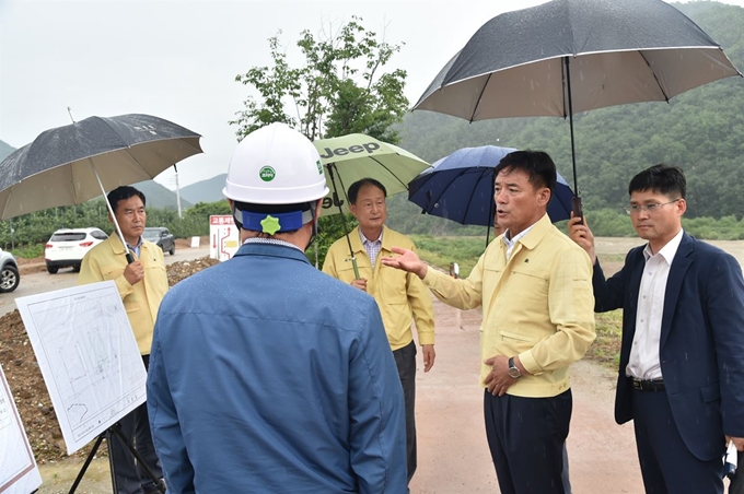 윤경희 청송군수가 관계자들과 함께 관내 취약지구를 둘러 보고 설명을 듣고 있다. 청송군 제공.