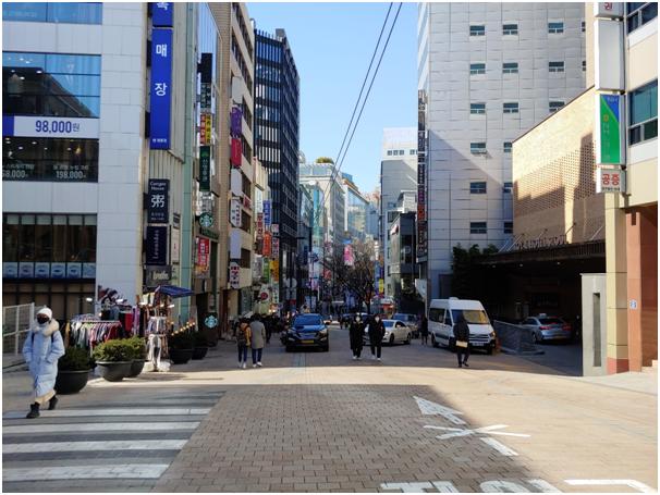 23일 서울 중구 명동 거리가 주말인데도 한산한 모습을 보이고 있다. 사진=김현종 기자