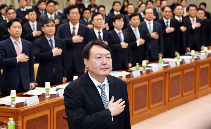 [저작권 한국일보] 윤석열 검찰총장이 지난 10일 오전 대검찰청에서 열린 제21대 총선 대비 전국 지검장 및 선거담당 부장검사 회의에서 국민의례를 하고 있다. 배우한 기자