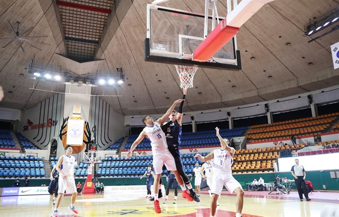 남자농구 대표팀 선수들이 23일 서울 잠실학생체육관에서 열린 2021 국제농구연맹(FIBA) 아시아컵 예선 A조 태국전에서 무관중 경기를 펼치고 있다. 연합뉴스