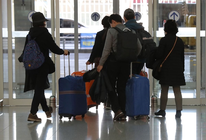 이스라엘로 가는 중에 입국 금지를 당한 한국인 여행객들이 23일 오후 인천국제공항을 통해 귀국하고 있다. 연합뉴스