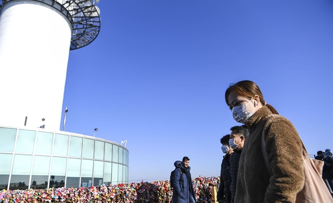 23일 오후 서울 남산을 찾은 사람들이 맑은 하늘에도 불구하고 마스크를 착용하고 있다. 이한호 기자