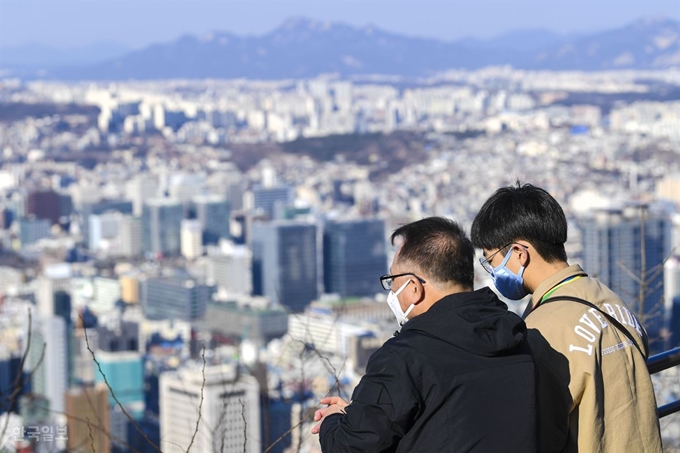 23일 오후 서울 남산을 찾은 사람들이 마스크를 착용한 채 맑은 하늘을 감상하고 있다. 이한호 기자