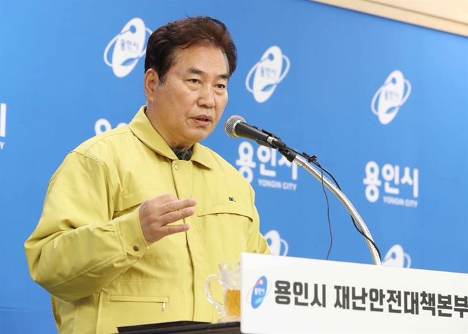 백군기 용인시장은 23일 긴급브리핑을 열고 용인시에 신종 코로나바이러스 감염증(코로나19) 확진자가 나왔다는 내용을 설명하고 있다. 용인시 제공