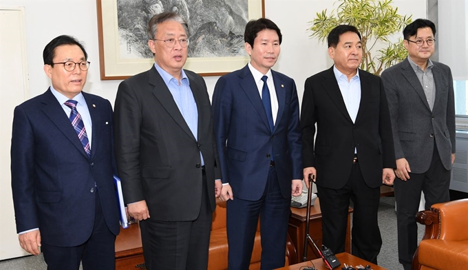 여야 3당 원내대표와 행안위 간사들이 23일 오후 국회에서 코로나19 대책 및 선거구 획정 논의를 위해 회동하고 있다. 왼쪽부터 행정안전위 미래통합당 이채익 간사, 민주 통합 의원 모임 유성엽 원내대표, 더불어민주당 이인영 원내대표, 미래통합당 심재철 원내대표, 더불어민주당 홍익표 간사. 연합뉴스