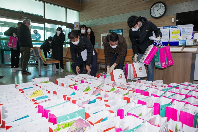 23일 오후 춘천시보건소에서 직원들이 코로나19 확진자와 접촉해 자가격리가 이뤄진 가정에 보내질 물품을 옮기고 있다. 춘천시 제공