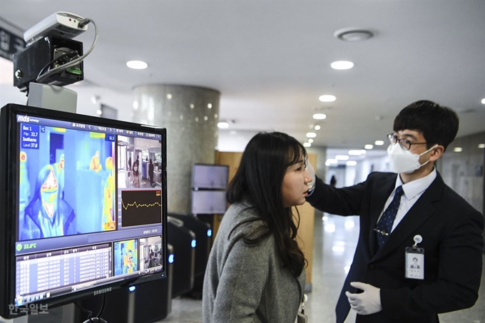 [저작권 한국일보] 하윤수 한국교원단체총연합회(교총) 회장이 코로나19 확진 판정을 받은 24일 하 회장이 지난 19일 다녀간 서울 여의도 국회 의원회관 입구에 발열 검사를 위한 열화상 카메라가 설치됐다. 이한호 기자