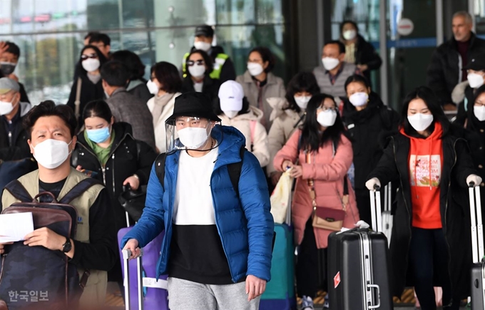 24일 인천국제공항을 통해 입국한 중국인 유학생들이 버스에 탑승하기 위해 단체로 이동하고 있다. 영종도=서재훈 기자