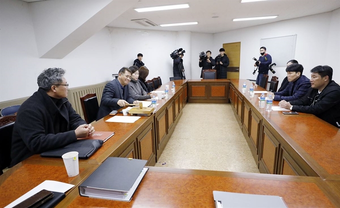 추일승 경기력향상위원회 위원장이 18일 서울 송파구 대한민국농구협회에서 열린 제2차 경기력향상위원회에서 회의 시작을 알리는 의사봉을 두드리고 있다. 뉴시스