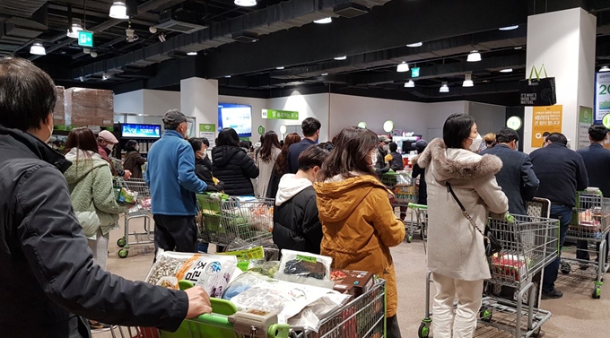 신종 코로나바이러스 감염증(코로나19) 위기 경보가 최고 수준인 '심각' 단계로 격상된 가운데 24일 오전 대전 서구 월평동 한 대형마트 계산대 앞에 평일임에도 줄이 길게 늘어서 있다. 대전=연합뉴스