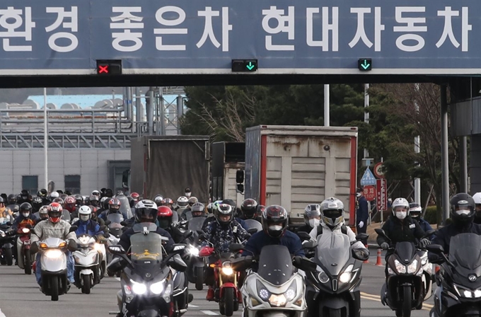 24일 울산시 북구 현대자동차 울산공장 명촌정문에서 오전 출근조 근로자들이 퇴근하고 있다. 뉴스1 제공