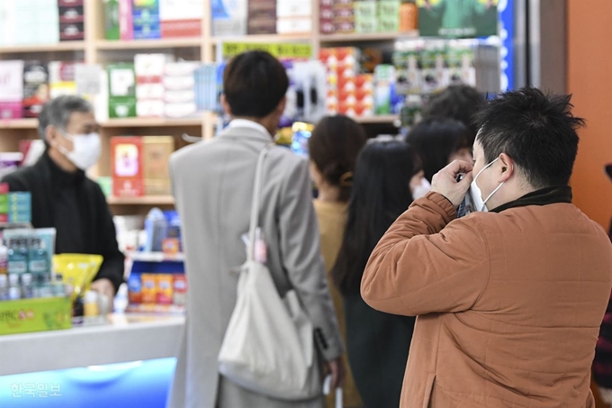 시민들이 지난달 27일 서울역사 내 약국에서 마스크를 구매하기 위해 줄을 서 있다. 이한호 기자