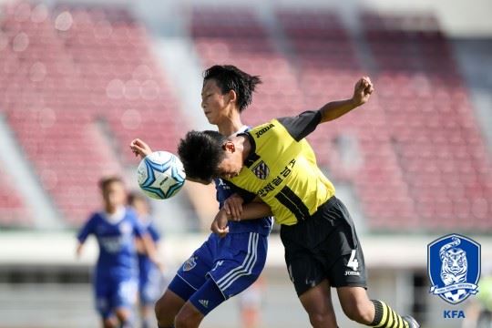 국내 유소년 선수들이 헤딩경쟁을 하는 모습. 대한축구협회 제공