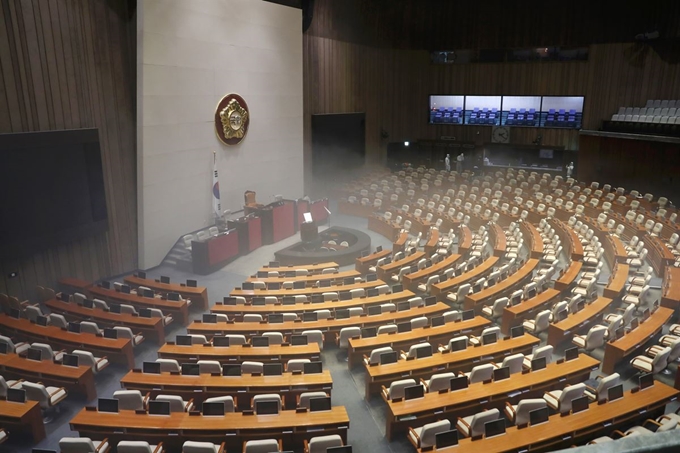 국회 본회의장에 대한 방역이 24일 밤과 25일 새벽에 걸쳐 실시되는 동안 본회의장에 하얀 소독 가스가 가득차 있다. 국회사무처제공