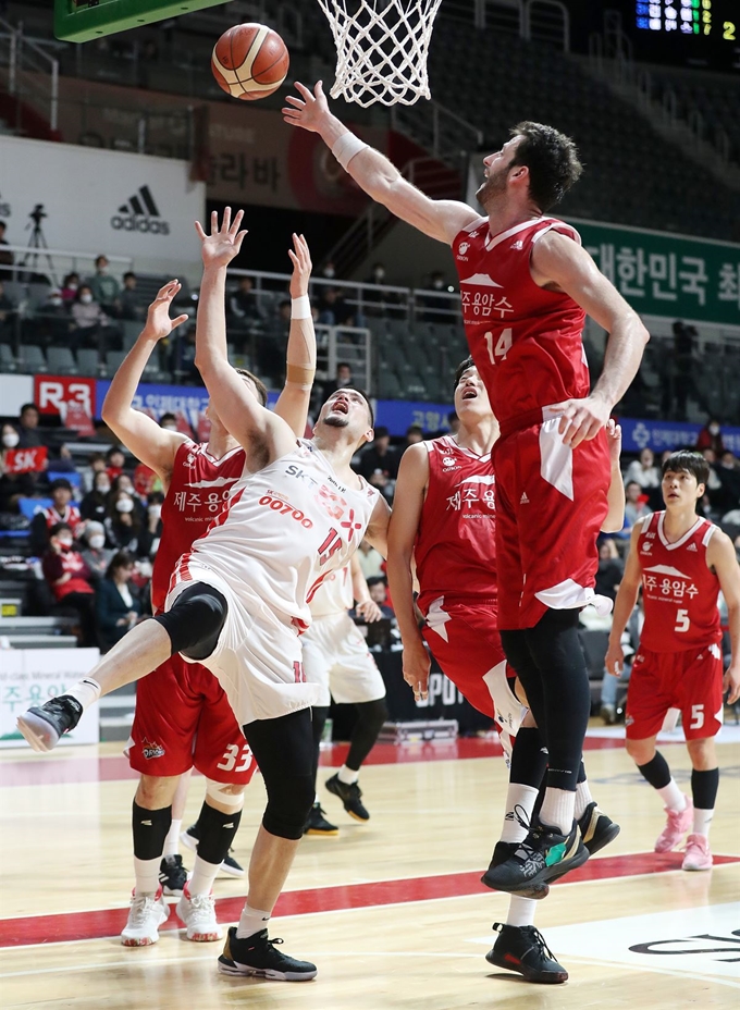 지난 12일 오후 경기 고양체육관에서 열린 고양 오리온과 서울 SK의 프로농구 경기. 뉴스1