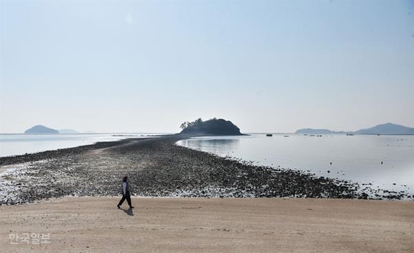 땅끝 가는 길의 증도 신비의 바닷길. 중리마을은 호젓하게 산책하기 좋은 해변 마을이다.