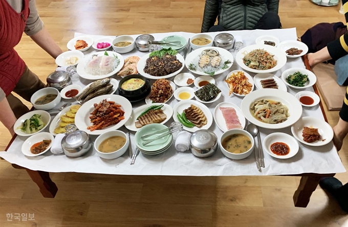 해남읍 ‘한성정’ 식당. 푸짐한 남도 음식을 담은 상을 통째로 내온다.