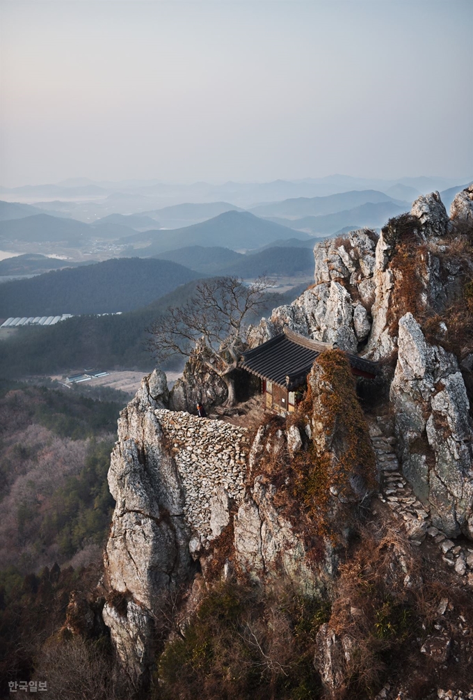 산꼭대기에 매달린 듯 아슬아슬한 위치에 터를 잡은 도솔암.