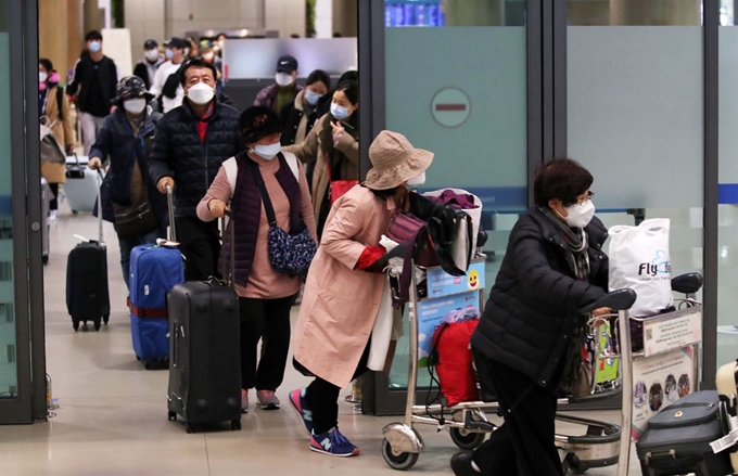 이스라엘 성지순례 여행 중 조기 귀국한 한국 관광객들이 25일 오전 인천국제공항으로 입국하고 있다. 영종도=고영권 기자