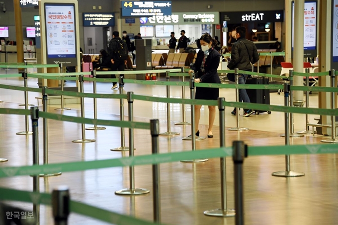 코로나19로 해외여행객이 크게 줄어든 가운데 25일 인천공항 출국장 탑승수속 창구가 한산하다. 영종도=고영권 기자