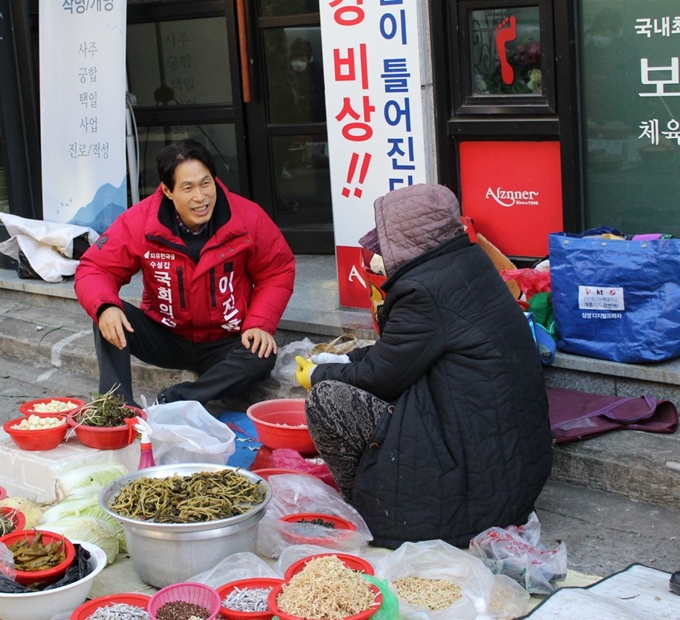 대구수성갑 이진훈 미래통합당 예비후보가 좌판 상인들과 얘기하고 있다. 본인 제공