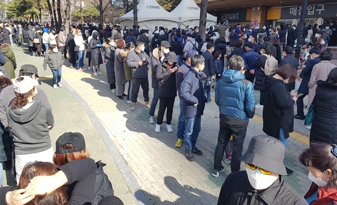 24일 오전 대구 수성구 이마트 만촌점에서 시민들이 마스크를 구입하기 위해 줄지어 서 있다. 대구=연합뉴스