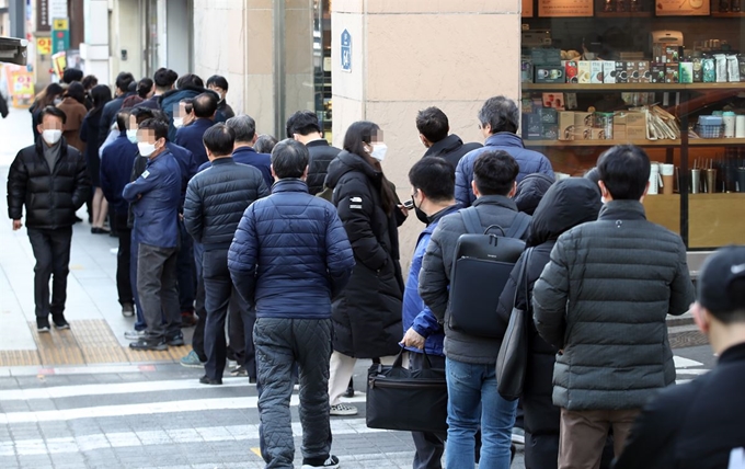 24일 서울의 한 생활용품 판매점에 시민들이 마스크를 구하려 길게 줄지어 서 있다. 연합뉴스