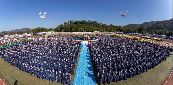 신천지 대구교회가 2018년 10월 21일 경북 청도 공설운동장에서 개최한 교육 과정 수료식. 신천지 대구교회측은 이날 수료식에 외국인 166명을 포함해 2,052명이 참석했다고 밝혔다. 독자 제공