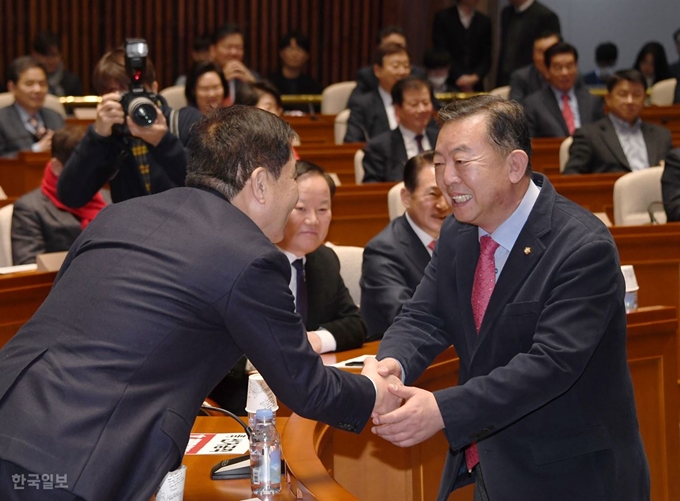 자유한국당 심재철 원내대표가 13일 오전 서울 여의도 국회에서 열린 의원총회에서 최근 입당한 이찬열 의원과 인사하고 있다. 오대근 기자