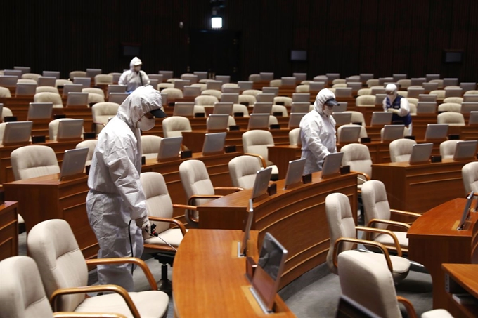 국회 본청에 대한 방역이 24일 밤과 25일 새벽에 걸쳐 실시되고 있다. 국회사무처 제공