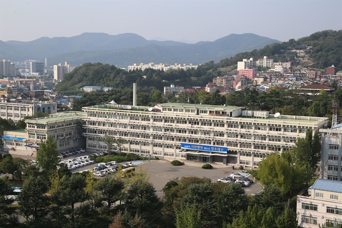 대구시청 별관 전경. 신종코로나 확진자가 나옴에 따라 26일 일부 건물을 폐쇄하고 소독ㆍ방역에 나섰다. 대구시 제공