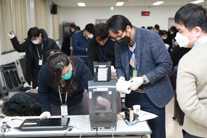 해외공관 영사들이 2월 25일 경기 수원시 중앙선거관리위원회연수원에서 열린 ‘21대 총선 재외선거 투표 관리 교육’에 참여해 투표용지 발급기 설치 실습을 하고 있다. 중앙선거관리위원회 제공