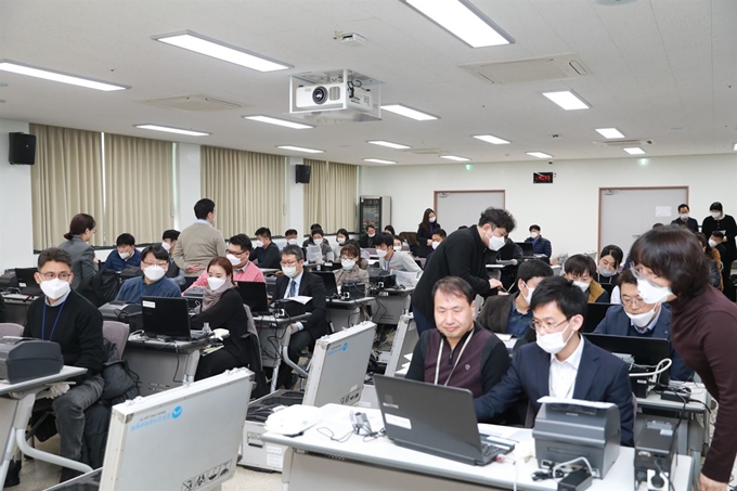 해외공관 영사들이 2월 25일 경기 수원 중앙선거관리위원회연수원에서 열린 ‘21대 총선 재외선거 투표 관리 교육’에 참여해 투표용지 발급기 설치 실습을 하고 있다. 중앙선거관리위원회 제공