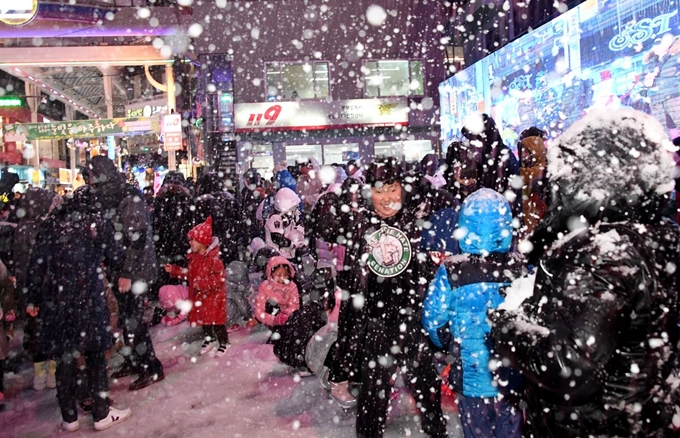 크리스마스에 열리는 눈꽃축제, 50대의 제설기에서 뿜어내는 함박눈과 대형 크리스마스트리가 참가자들을 동심의 세계로 이끈다. 울산 중구는 2016년 원도심의 관광자원화를 통한 종갓집 자존심 회복을 위해 울산큰애기 이야기로를 조성했다. 중구 제공