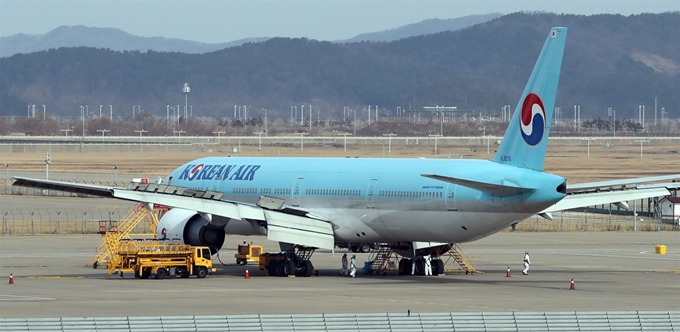 지난달 29일 인천국제공항 대한항공 정비고에서 정비사들이 작업을 하고 있는 모습. 서재훈 기자