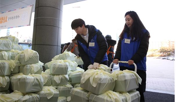 효성 직원들이 서울시 중구에 있는 이화여고 체육관에서 열린 ‘2020 사랑의 떡국 나누기’에서 떡국 재료를 담은 선물 바구니를 배송하고 있다.