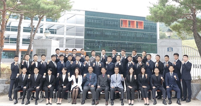 최근 경운대학교 군사학과 6기 졸업생들이 교수들과 기념촬영을 하고 있다. 경운대 제공