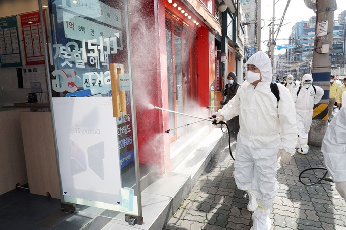 허성무 창원시장이 26일 코로나19 확산방지 ‘일제 대방역의 날’을 맞아 성산구 상남동 일대에 대한 방역작업을 하고 있다. 창원시 제공