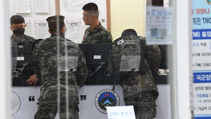 [저작권 한국일보]국방부는 코로나19 군내 확산을 차단하고자 22일부터 전 장병의 휴가, 외출, 외박, 면회를 통제하기로 했다. 사진은 21일 오후 서울역 TMO에서 열차표를 예매하는 장병들 모습. 배우한 기자