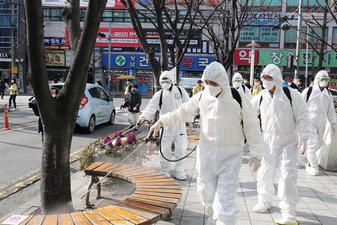 경남 창원시가 26일을 '코로나19 확산방지 일제 대방역의 날'로 정해 대대적인 방역에 나섰다. 허성무 시장 등 공무원 1,000여명이 방역 차량 99대, 방역장비 500여대를 동원해 시내 곳곳을 방역하고 있다. 창원시 제공