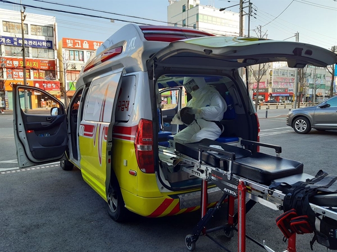 25일 오후 광주 북부소방서에서 신종 코로나 의심환자를 이송하는 구급차를 전문업체가 소독하고 있다. 광주=연합뉴스