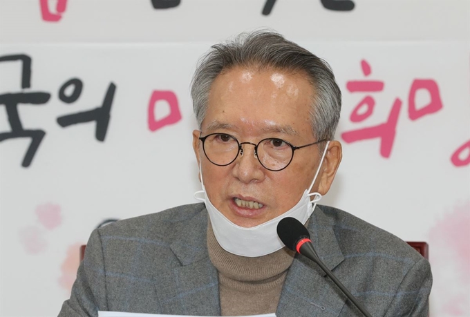 김형오 미래통합당 공천관리위원장이 26일 오후 서울 여의도 국회에서 기자간담회를 열고 회의 내용을 브리핑하고 있다. 연합뉴스