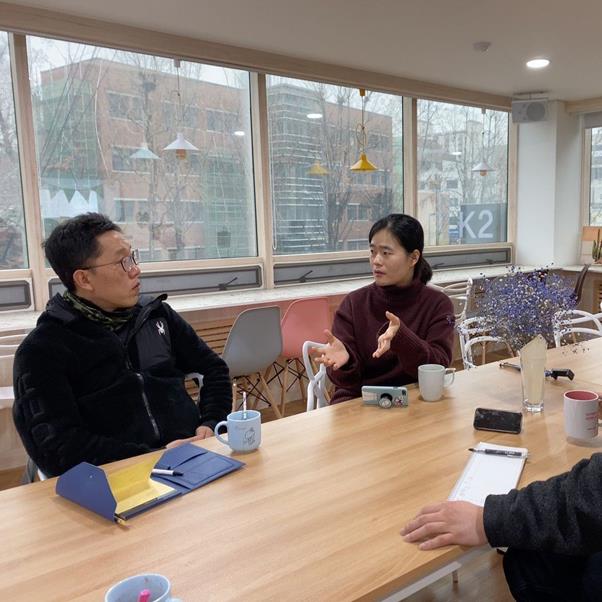 김제동이 대구 쪽방촌에 긴급구호 물품을 지원했다. 김제동과 어깨동무 홈페이지 제공