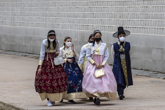 신종 코로나바이러스 감염증(코로나19)이 확산되고 있는 가운데 26일 서울 종로구 경복궁에서 마스크를 쓴 외국인 관광객들이 지나가고 있다. 한국일보 자료사진