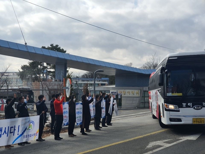 27일 퇴소하는 3차 우한교민을 태운 버스가 국방어학원 정문을 빠져 나오고 있다. 이종구 기자