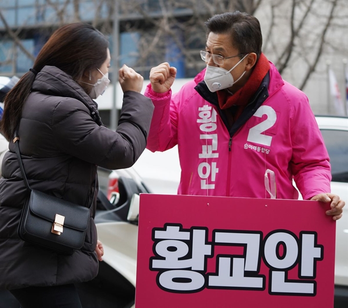 서울 종로에 출마하는 미래통합당 황교안 대표가 26일 종로 숭인동 거리에서 시민과 팔을 부딪히며 인사하고 있다. 황교안 후보제공